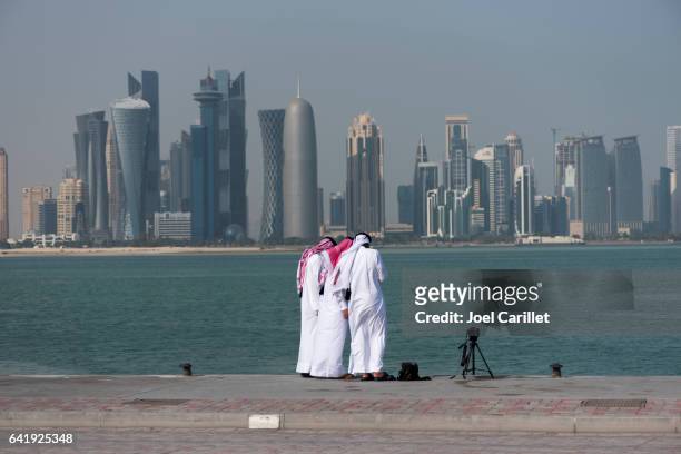 katar jugendliche fotografieren skyline in doha, katar - qatar port stock-fotos und bilder