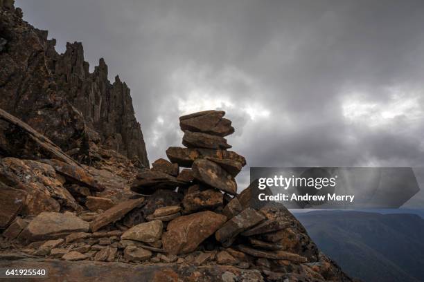 cairn on barn bluff mountain in storm - overland track bildbanksfoton och bilder