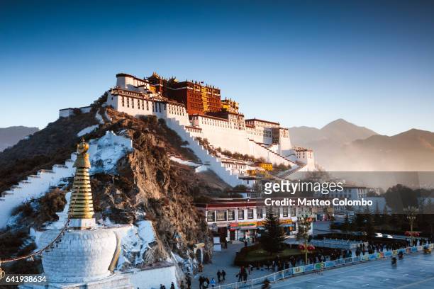famous potala palace, lhasa, tibet, china - lhasa stock-fotos und bilder