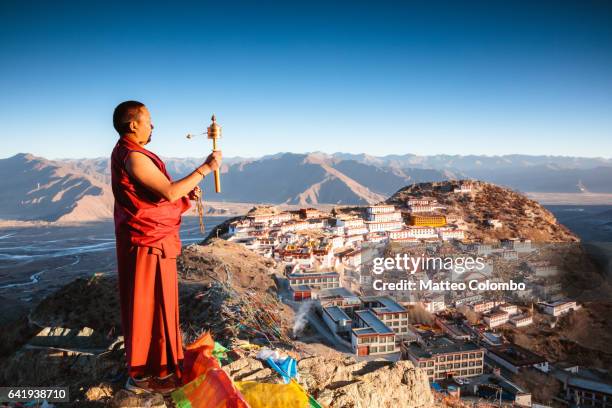 buddhist monk praying, ganden monastery, tibet - チベット ストックフォトと画像