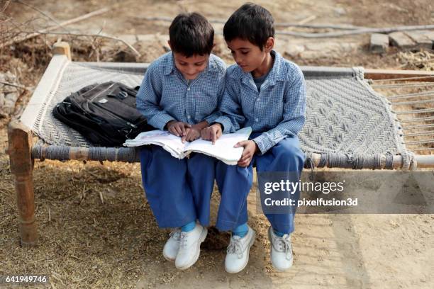 voorbereiding voor examen! - indian school kids stockfoto's en -beelden