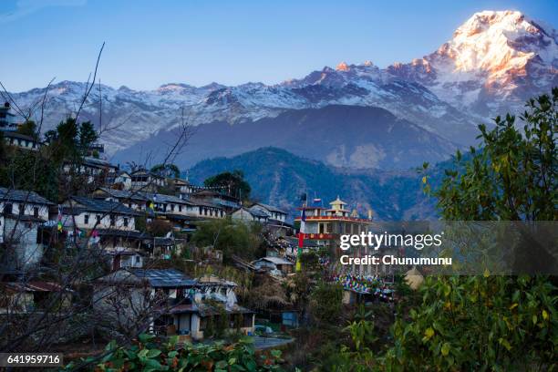 ghandruk dorp - annapurna beschermd gebied stockfoto's en -beelden