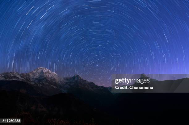 estrellas que circunda y montaña - north star fotografías e imágenes de stock