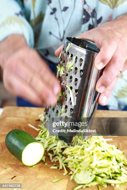 zucchini meat pie step by step - immagini in sequenza foto e immagini stock