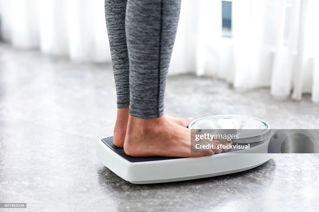 Junge gesunde Mädchen auf home Waage