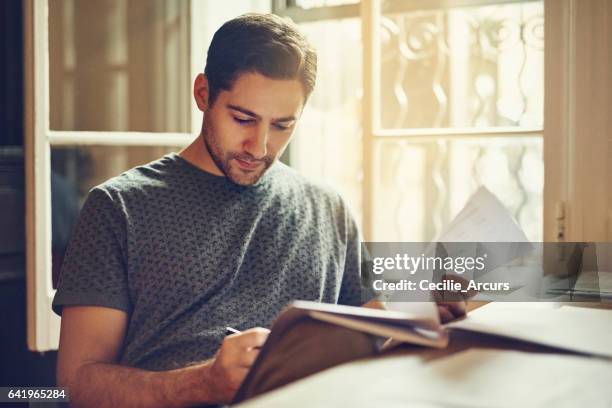 firma el alquiler de un año - documento legal fotografías e imágenes de stock