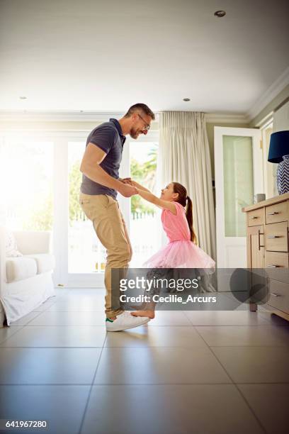 tanzen ist alles in den füßen - father daughter dance stock-fotos und bilder
