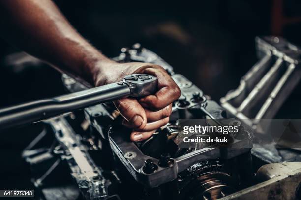 v8 reparación de motor de coche - repair shop fotografías e imágenes de stock