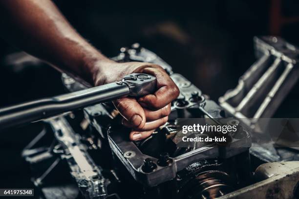 auto riparazione motore v8 - auto repair shop foto e immagini stock
