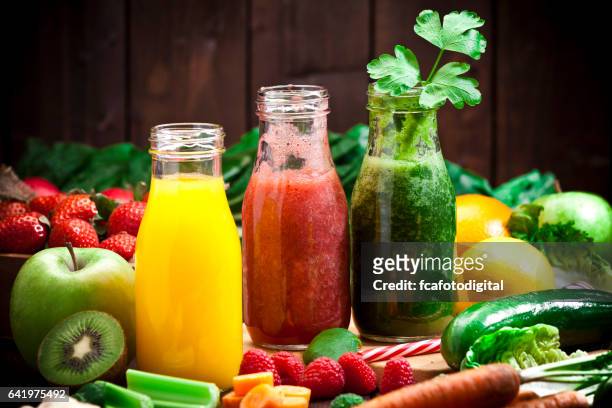 drei früchte und gemüse detox getränke - colorful fruit stock-fotos und bilder