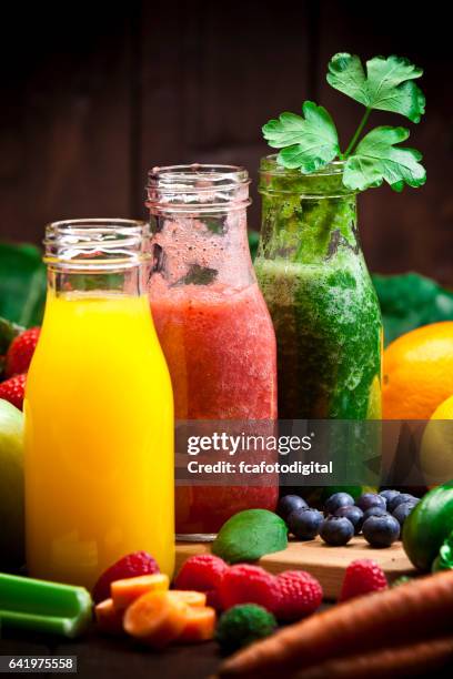 drie groenten en fruit detox drankjes - vruchtensap stockfoto's en -beelden