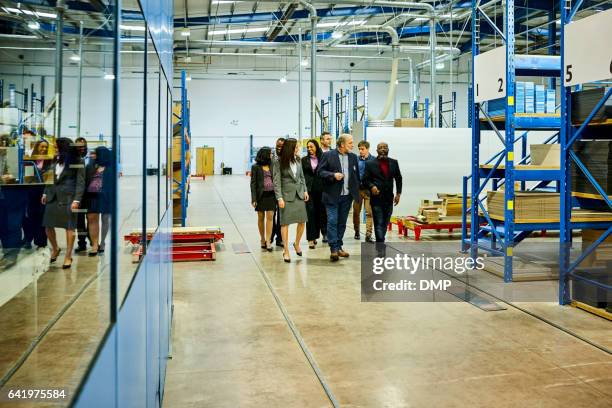 équipe d’affaires visitant en usine - visie photos et images de collection