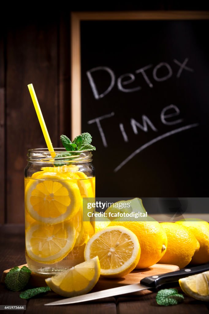 Geïnfundeerd lemon water detox drankje