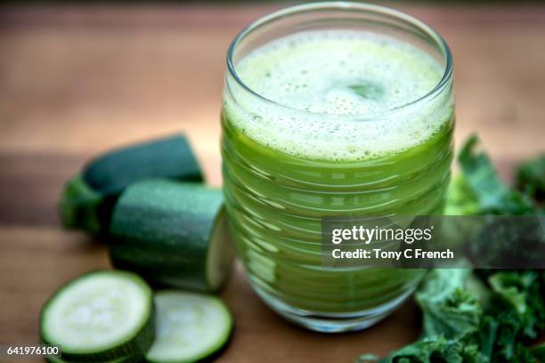 healthy juice - calabacín fotografías e imágenes de stock