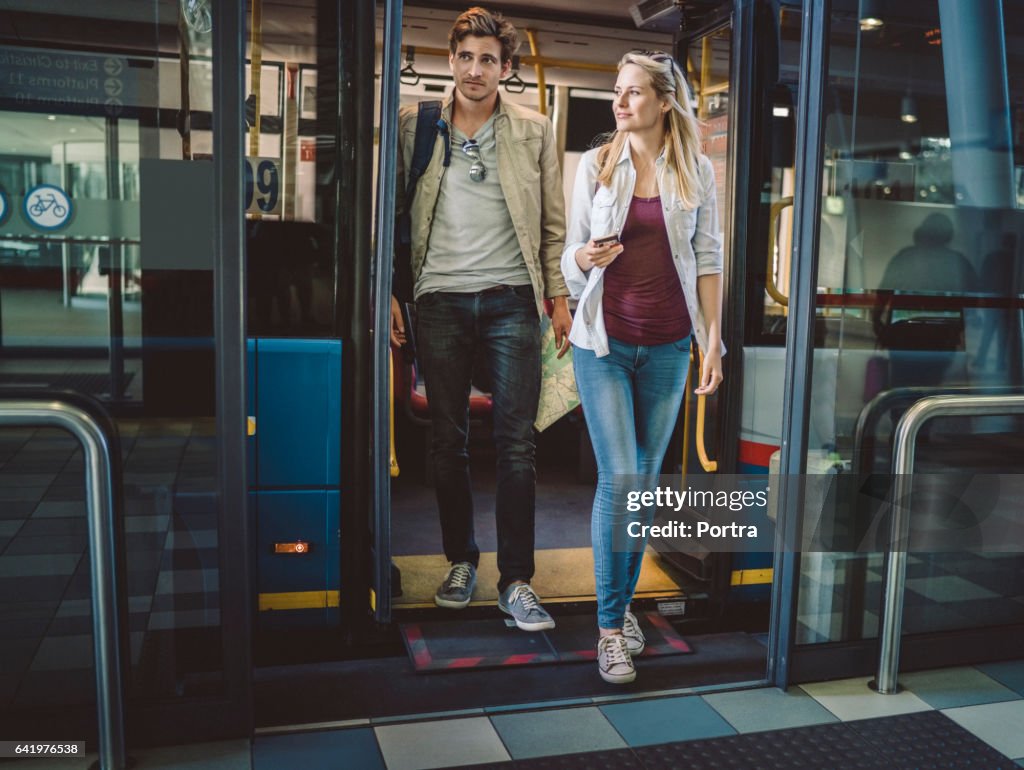 Longitud total de joven pareja desembarque de autobús