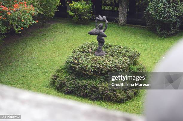 guardian angel by the garden - anjo da guarda imagens e fotografias de stock