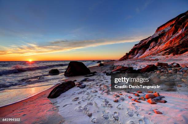 martha's vineyard an (farbenfrohen aquinnah cliffs - moshup beach stock-fotos und bilder