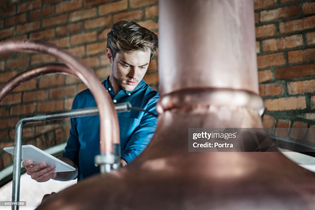 Arbeiter mit tablet-PC Prüfung Mehrwertsteuer in Brauerei