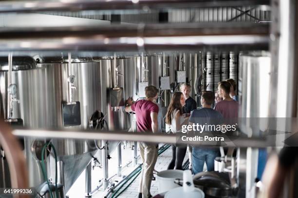 werknemers in de bierindustrie bespreken - brouwerij stockfoto's en -beelden