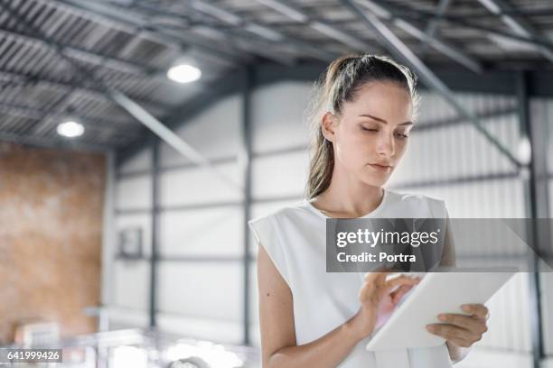 travailleuse à l’aide de tablette numérique à la brasserie - qualité photos et images de collection