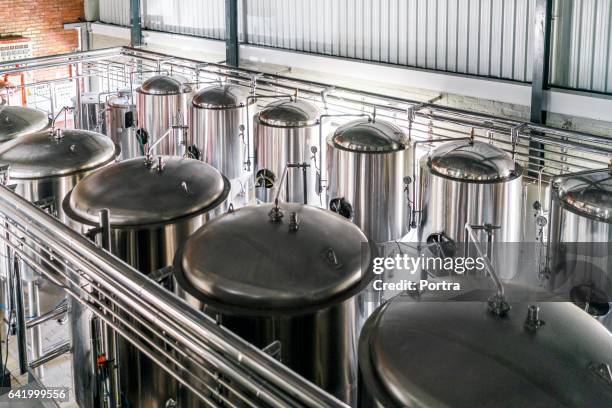 erhöhte ansicht des metallischen bottiche in brauerei - tank stock-fotos und bilder