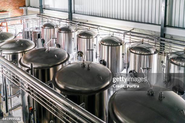 hoge hoekmening van metalen tanks in brouwerij - brouwerij stockfoto's en -beelden