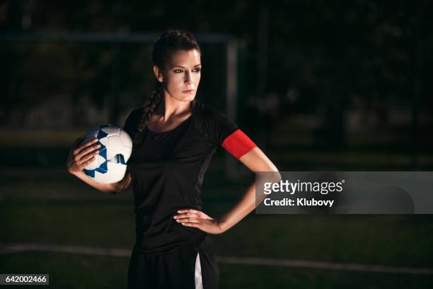 jugador de fútbol femenino - el capitán del equipo - capitán del equipo fotografías e imágenes de stock