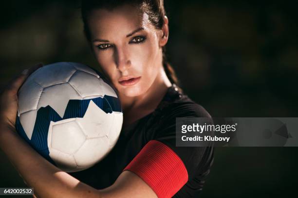 jugador de fútbol femenino - el capitán del equipo - capitán del equipo fotografías e imágenes de stock