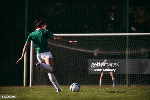 female soccer players - penalty shot - rematar �� baliza imagens e fotografias de stock