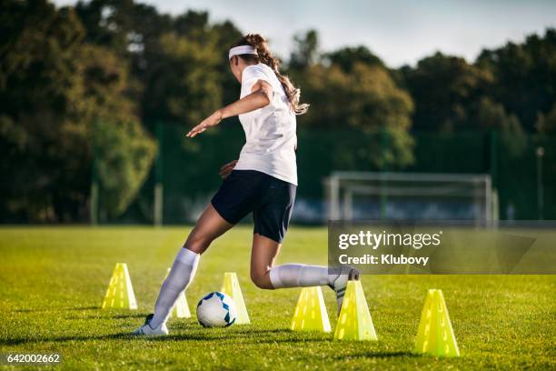 female soccer player - slalom drills training - praticando imagens e fotografias de stock