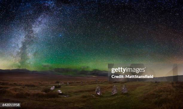 scorhill stone circle at night - airglow imagens e fotografias de stock