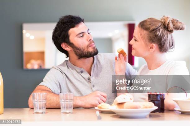 sag mir honstely, wie tut mit hausgemachten schmeckt madeleine? - 2 männer essen kekse stock-fotos und bilder