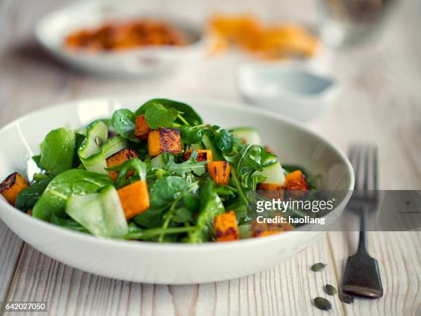 healthy green salad with roasted butternuts squash - salada imagens e fotografias de stock