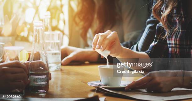 pausa de doce. - sugar coffee - fotografias e filmes do acervo