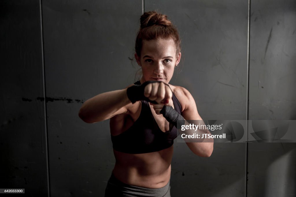 Fit Woman in Posa boxe