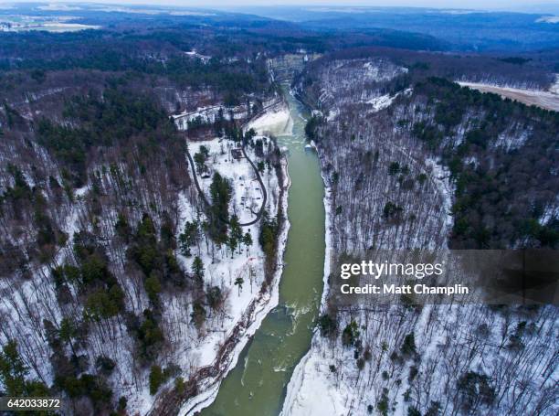 aerial view of letchworth state park in winter - rochester new york state photos et images de collection