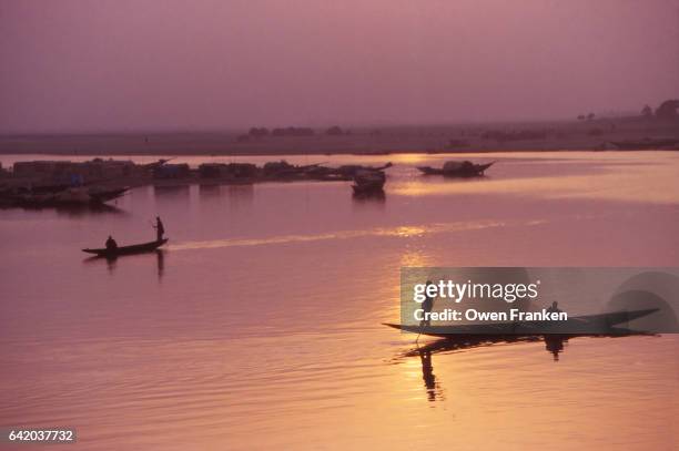 boats on the niger river, mopti, mali - 西アフリカ マリ共和国 ストックフォトと画像