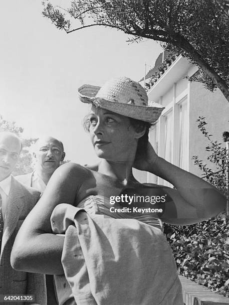 Film actress Hedy Lamarr by the swimming pool of her Beverly Hills hotel, California, circa 1955.