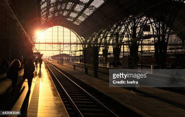 frankfurt central station (hauptbahnhof) - kontrastreich stock-fotos und bilder