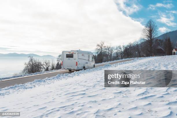 malerischer blick auf die berge von wohnwagen - motorhome winter stock-fotos und bilder