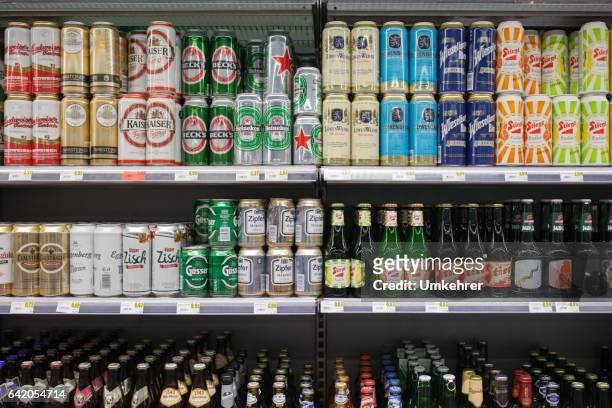 verschiedene biere in einem markt - beer fridge stock-fotos und bilder