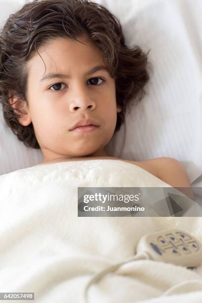 child lying in hospital bed - child victims of the syrian war stock pictures, royalty-free photos & images