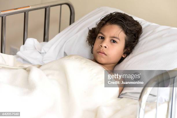 child lying in hospital bed - child victims of the syrian war stock pictures, royalty-free photos & images