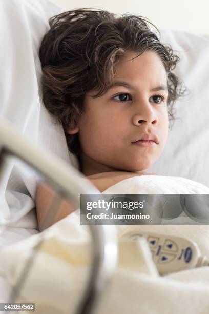 child lying in hospital bed - child victims of the syrian war stock pictures, royalty-free photos & images