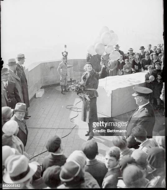 Daughter of President Aids Boys' Club. Mrs. Curtis B. Dall , daughter of President Roosevelt, prepares to release balloons from the observatory roof...