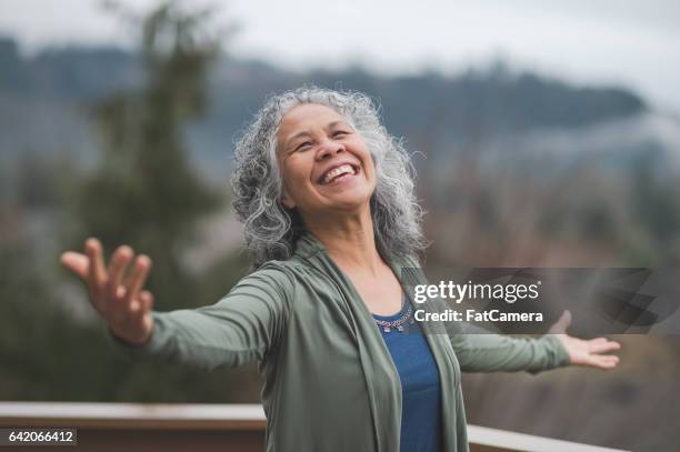 hawaiian frau tun yoga-pose außerhalb - hawaiianischer-abstammung stock-fotos und bilder