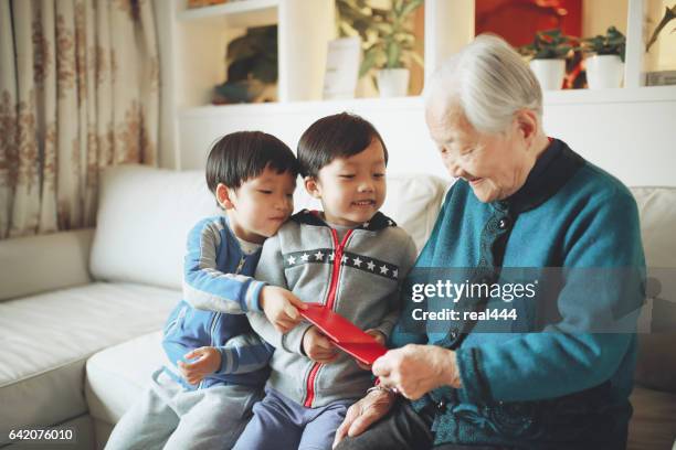 glückliche asiatischen familie, in das neue jahr - chinese new year red envelope stock-fotos und bilder