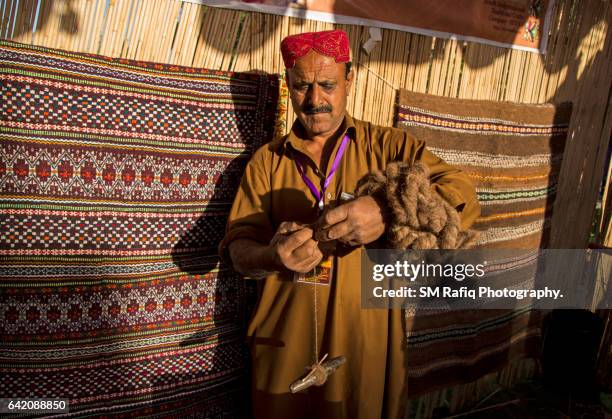 skilled sindhi men are busy producing various kinds of handwoven artifacts - sindhi culture stockfoto's en -beelden