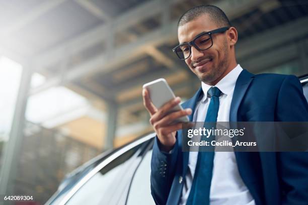 låt oss kolla in det bästa stället att lunch online - business people on phone bildbanksfoton och bilder