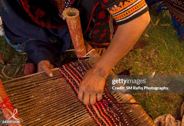 skilled sindhi working women are busy producing various kinds of handwoven artifacts - sindhi culture stockfoto's en -beelden